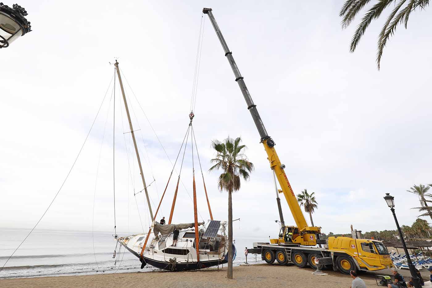 El Ayuntamiento retira el velero encallado en la playa de San Pedro Alcántara y lo traslada a una parcela municipal para su posterior desguace